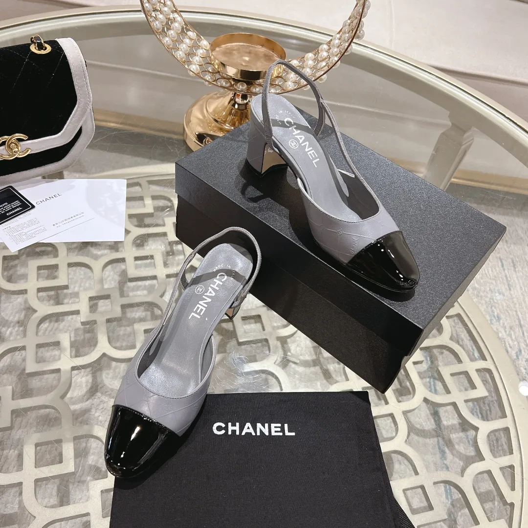 👟👟Ex-factory price 540👟👟 CHANEL Xiangjia 24vs spring and summer new fashion sandals series... Chanel is a very comprehensive noble fashion lifestyle brand. The same models are sold by major fashion bloggers and celebrities in Hong Kong, the United States, and other countries. They are simply beautiful. I fall in love with elegance and the playful sense of the future. I want to own them right away just by looking at them. But you can really think about a pair of exquisite high heels. This series is specially designed for extraordinary and indifferent ladies to create a unique overall effect. CHANEL designs products that inspire women to move forward and highlight their charm... 1️⃣Material: Original customized patent leather + imported sheepskin 2️⃣Inner lining: Original customized imported sheepskin 3️⃣Feet: Original customized imported sheepskin 4️⃣Outsole: Genuine leather sole imported from Italy 5️⃣Heel height: 2.5cm/6.5cm/9cm 6️⃣Number: 34-43 (34.40.41.42.43 customization is not returnable) 7️⃣Packaging: The latest and exquisite full set of packaging at the counter